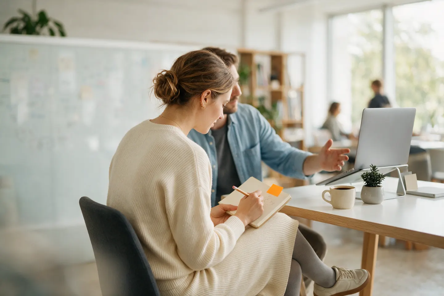 Designerin führt ein Interview am Arbeitsplatz eines Nutzers