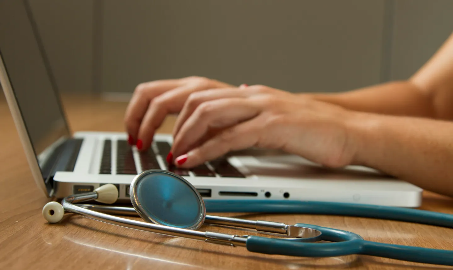 Smartphone mit Gesundheits-App