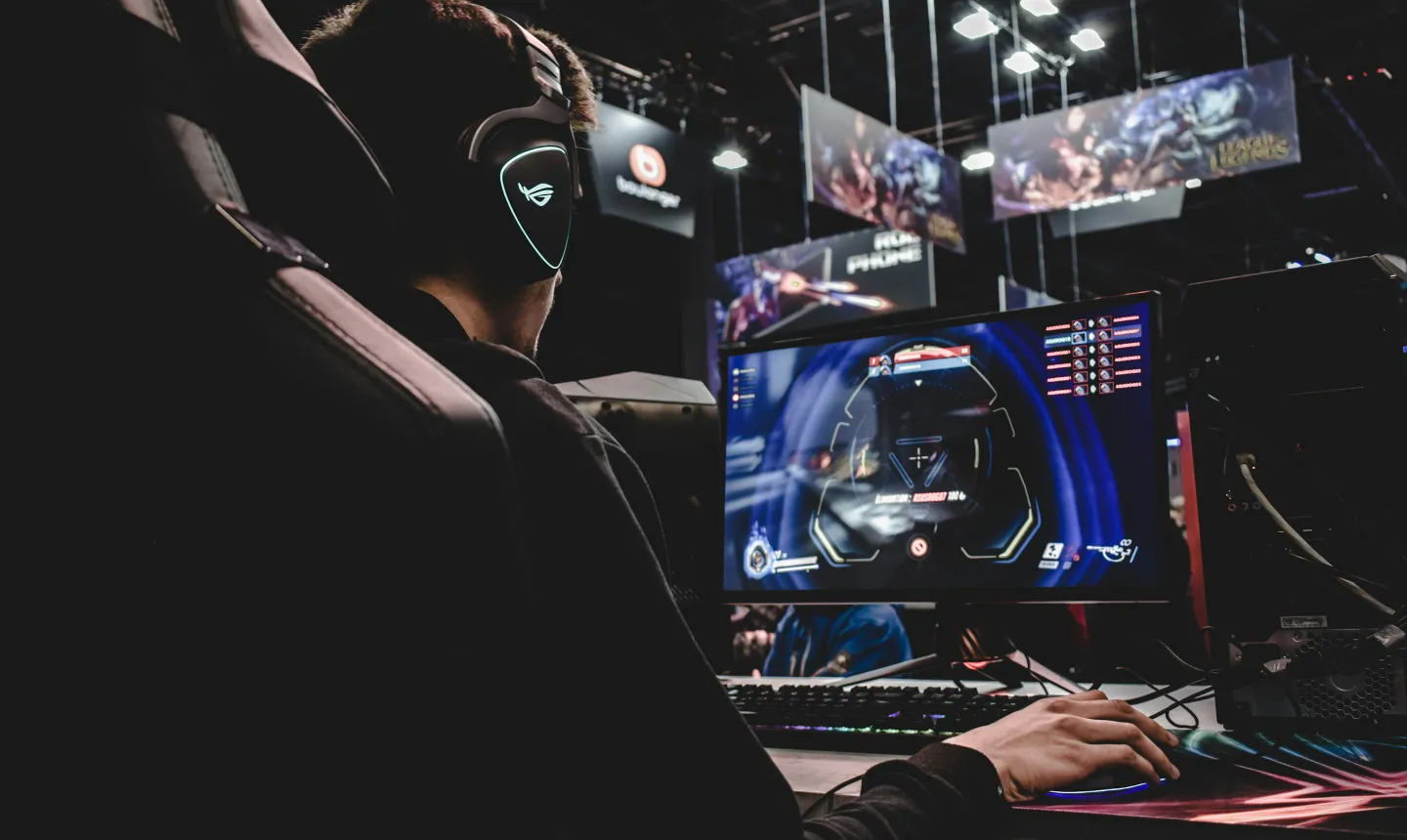 Gaming-Setup mit farbigem Licht