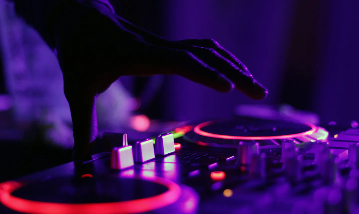 DJ am Mischpult