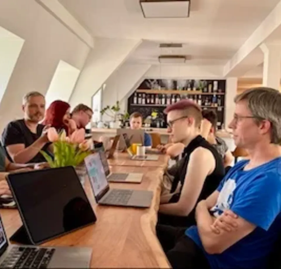 Das Team bei der Arbeit am gemeinsamen Tisch